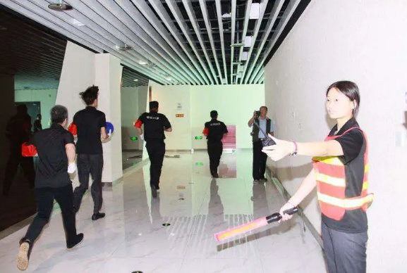 保定消防工程公司：商場發(fā)生火災(zāi)如何逃生？做好這四點(diǎn)！